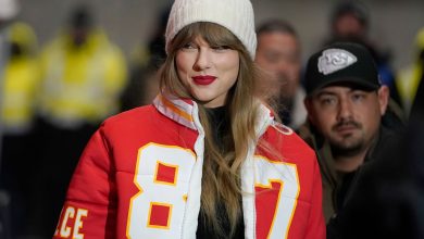 Photo of Taylor Swift aterriza en Los Ángeles en la víspera del Super Bowl, tras su show en Tokio